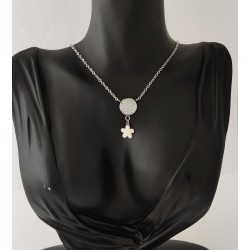 Collier brillant fleur blanche